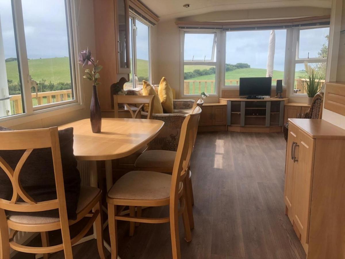 Captivating 2-Bed Static Caravan In Holyhead Llanfachraeth Exterior photo