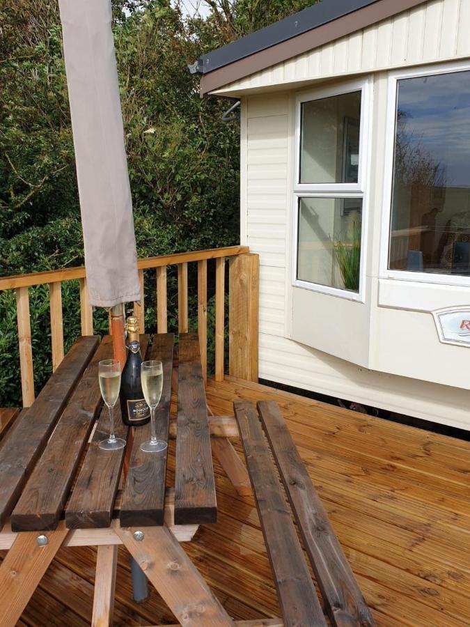Captivating 2-Bed Static Caravan In Holyhead Llanfachraeth Exterior photo