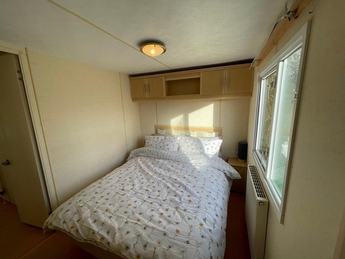Captivating 2-Bed Static Caravan In Holyhead Llanfachraeth Exterior photo