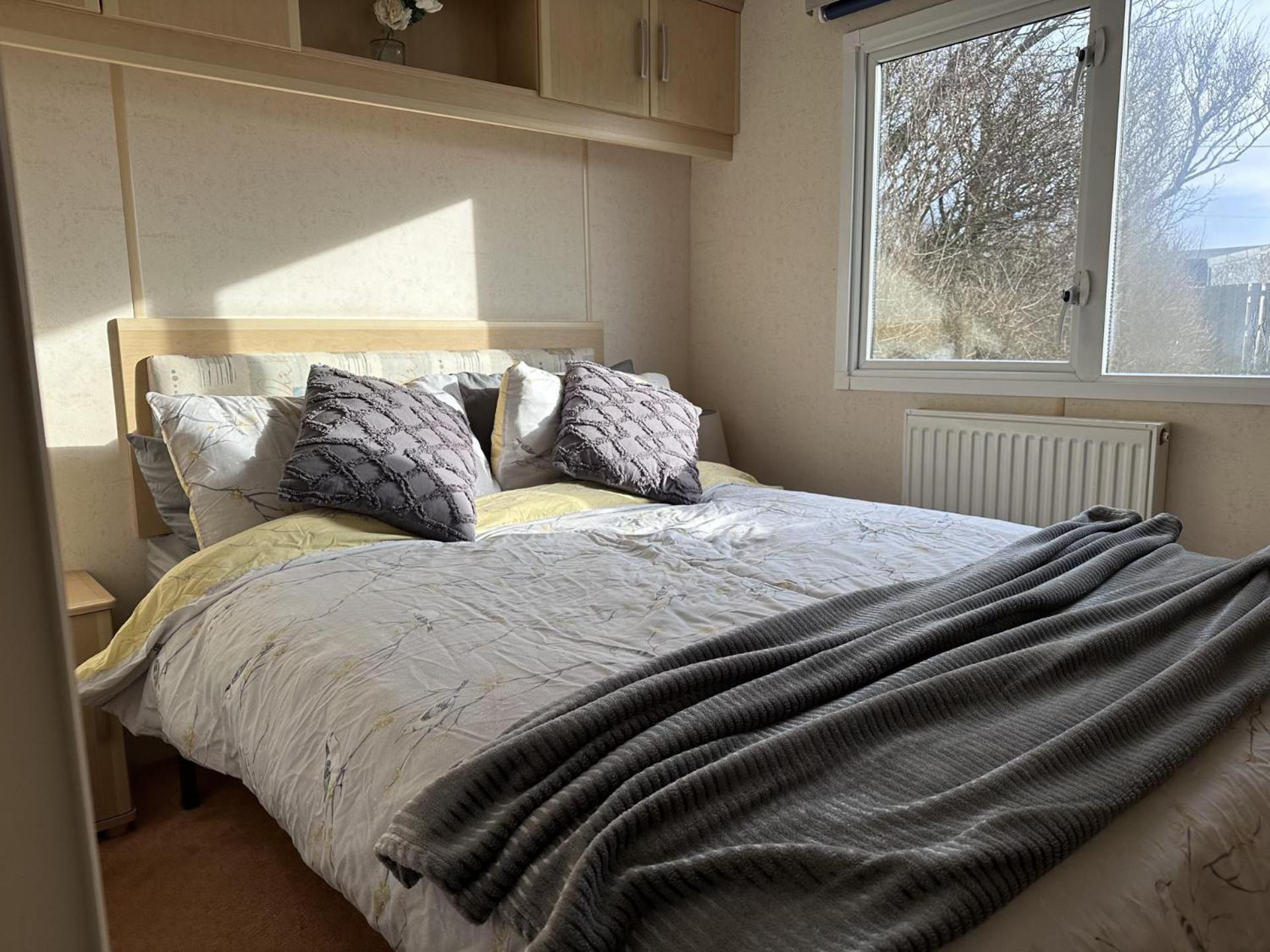 Captivating 2-Bed Static Caravan In Holyhead Llanfachraeth Exterior photo